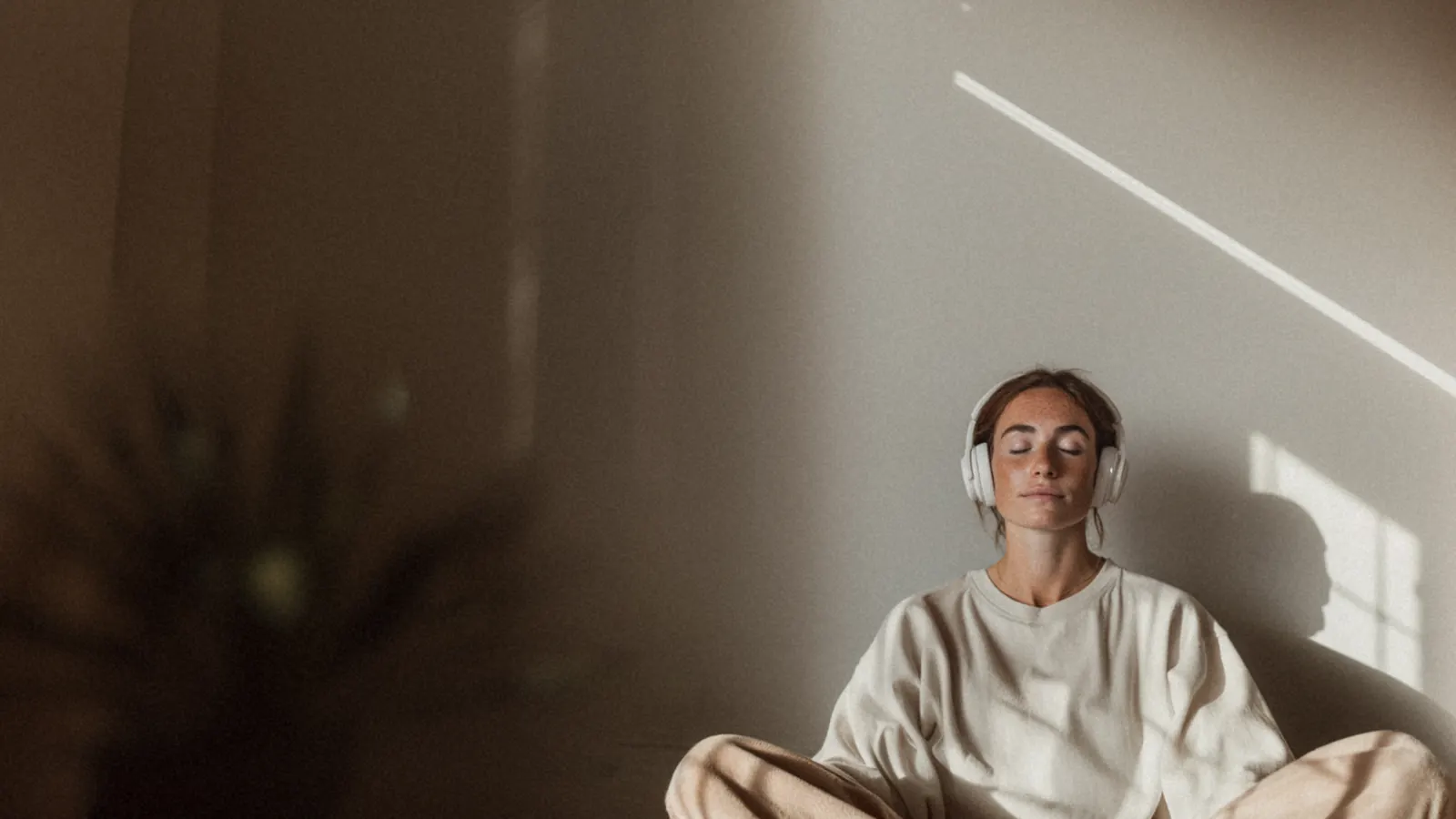 Kvinne bruker Medio mindfulness-app til avspenning søvn og mental trening hjemme
